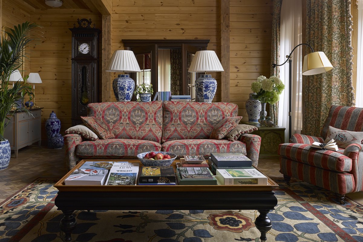 Интерьер мансардной комнаты в цветах