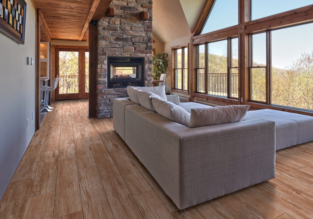 Ламинат на стену в гостиной