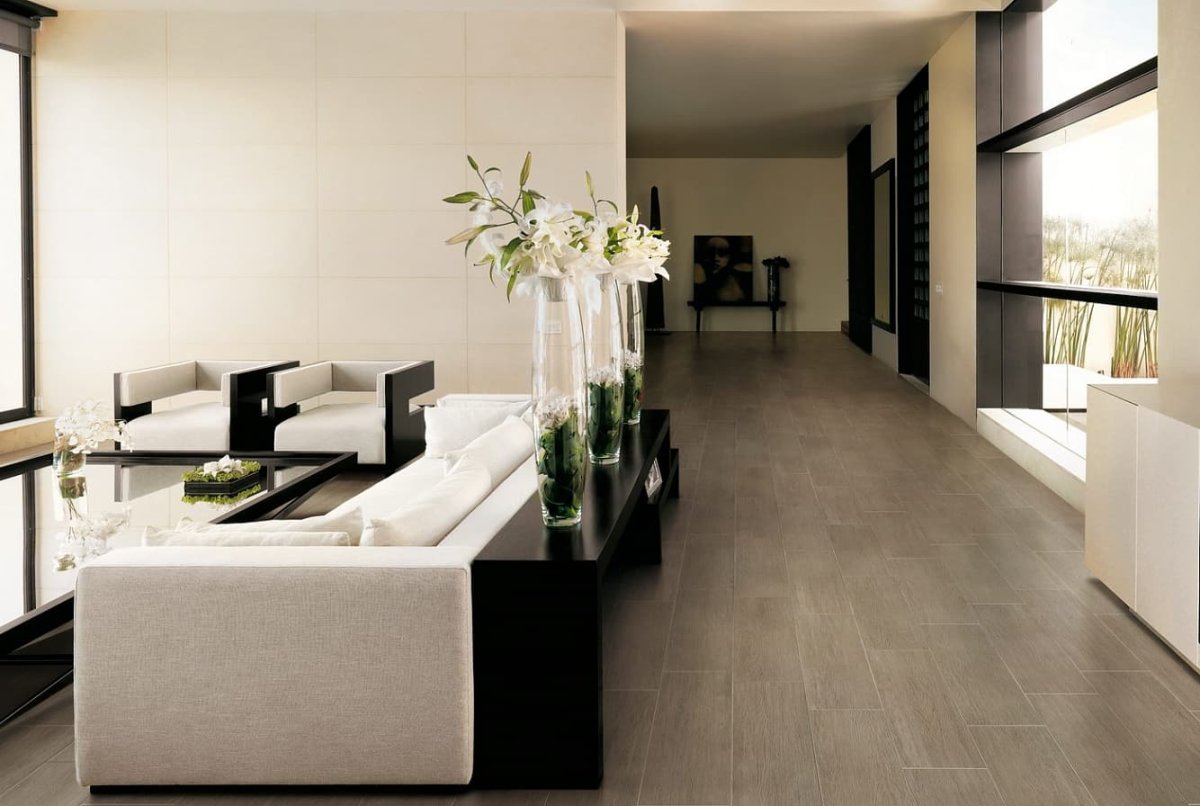 Плитка под дерево в интерьере гостиной