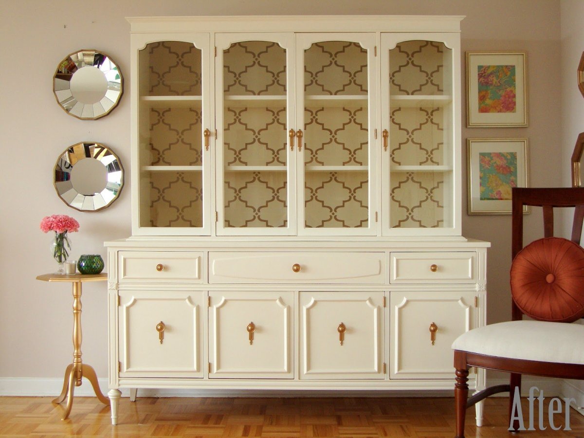 Коричневая стенка в интерьере гостиной