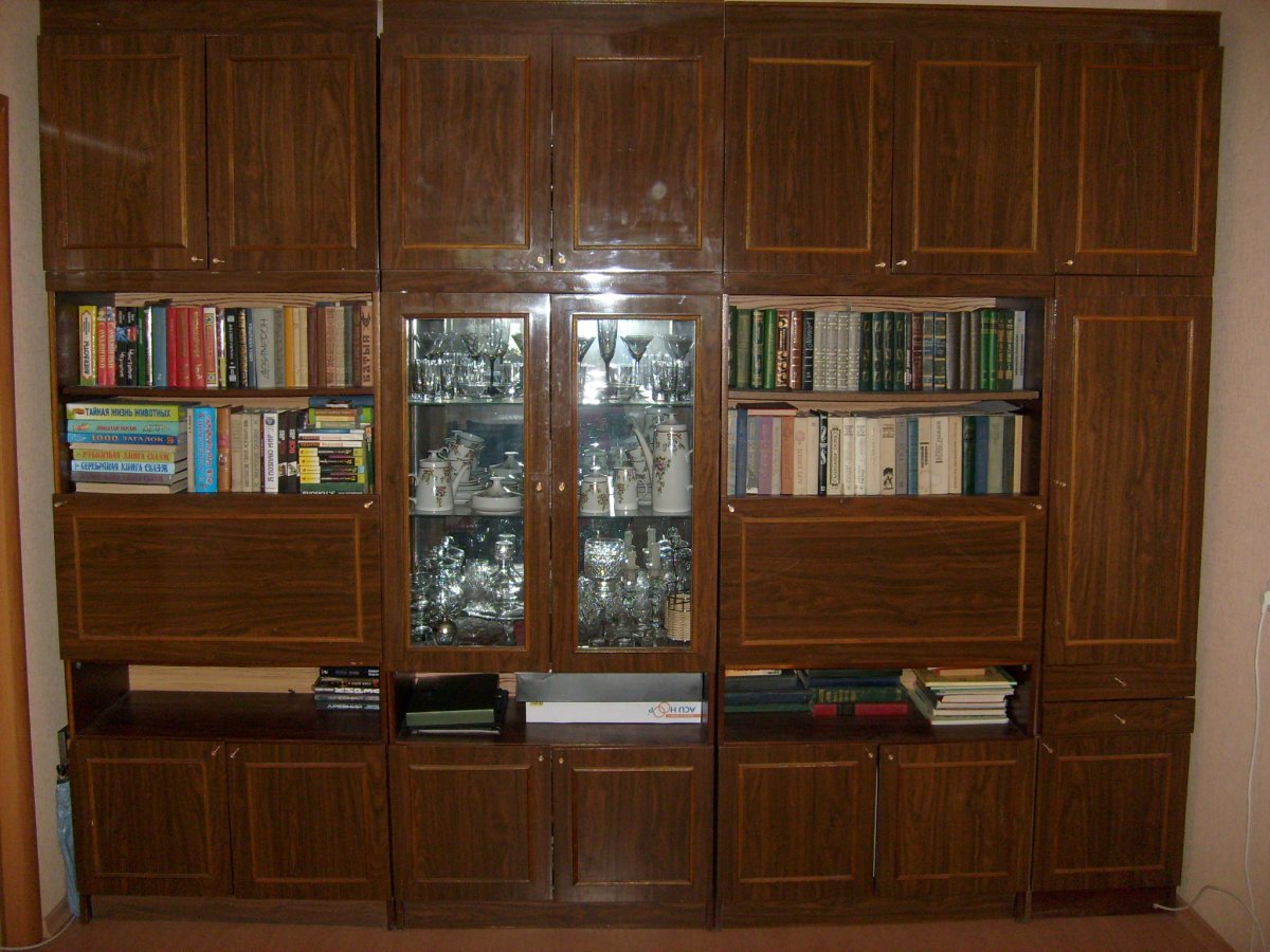 Старинный кухонный буфет