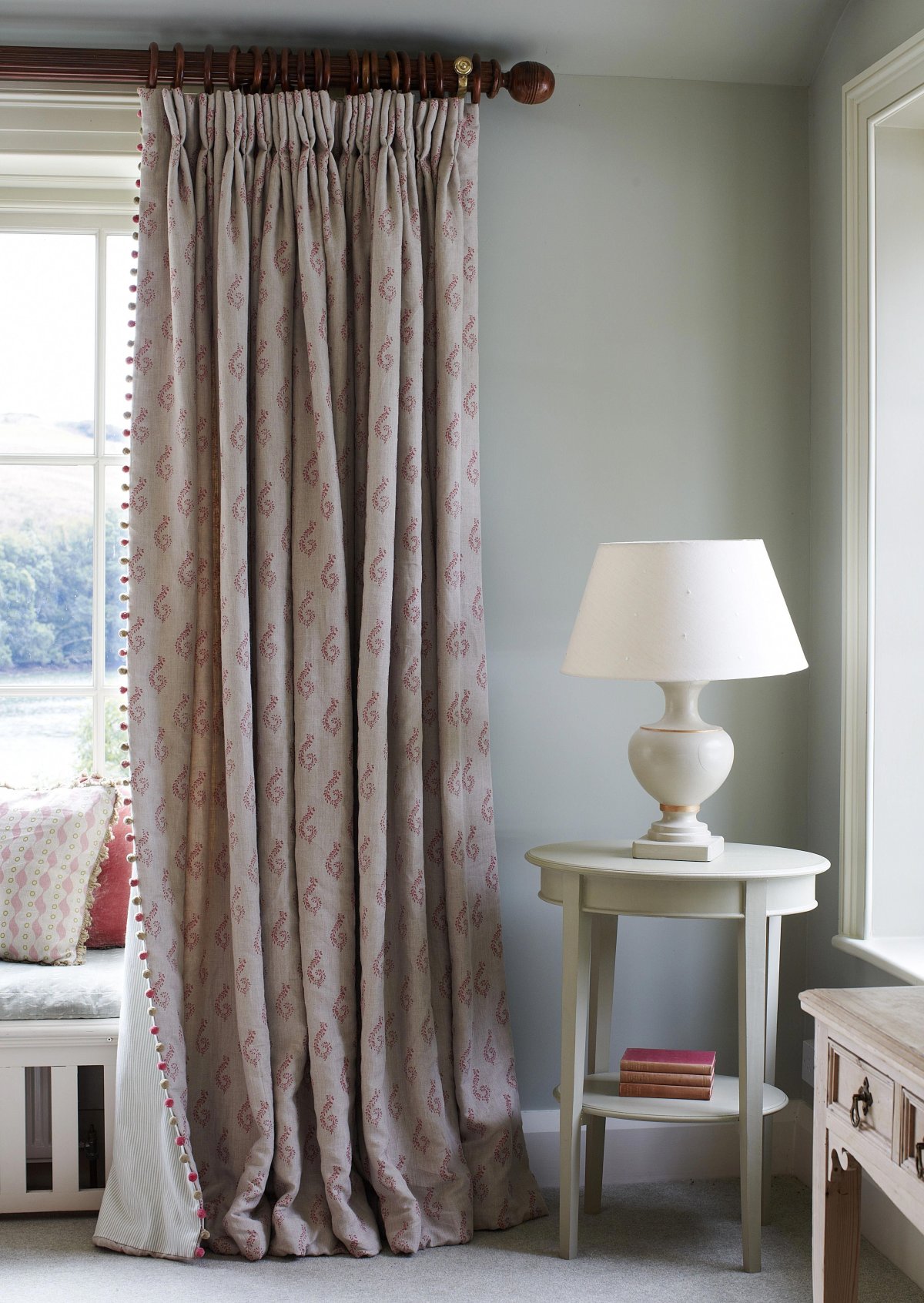 Льняные шторы в спальню