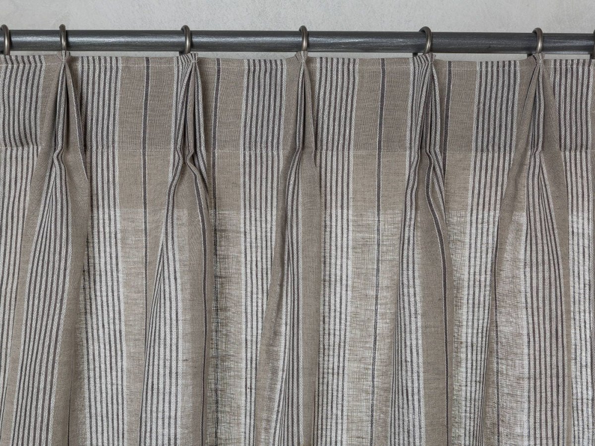 Льняные шторы в полоску комбинации с цветами