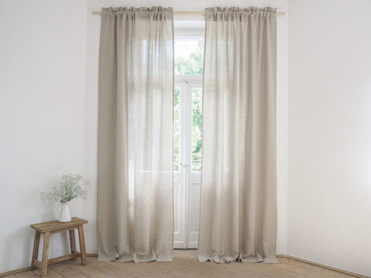 Льняные шторы на окне