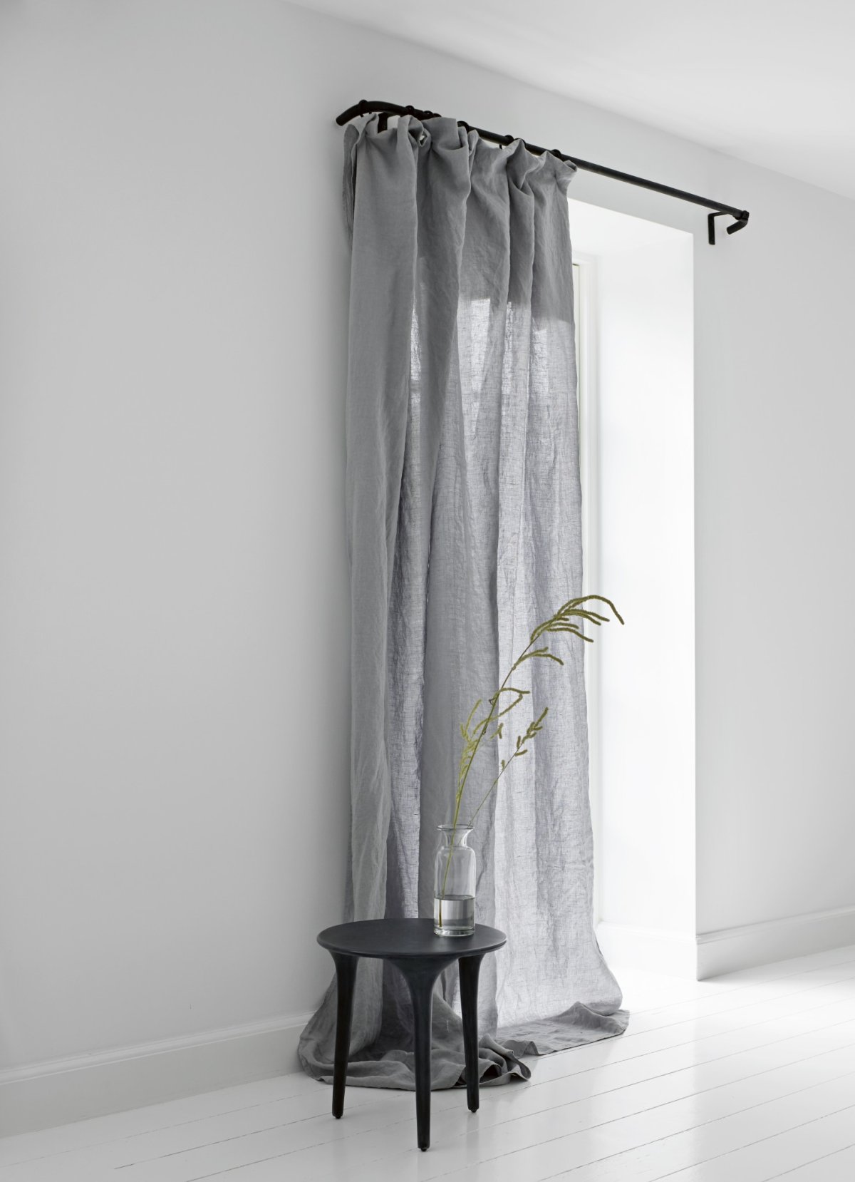 Льняные шторы в интерьере гостиной