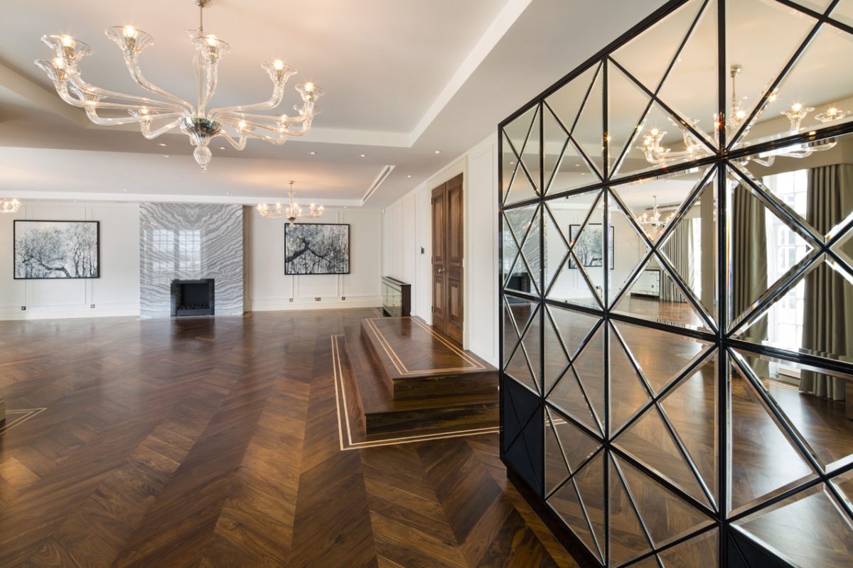 Зеркальное панно во всю стену