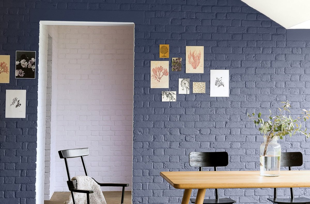 Крашеная кирпичная стена