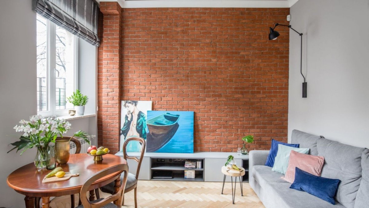 Красшенный кирпич в спальне