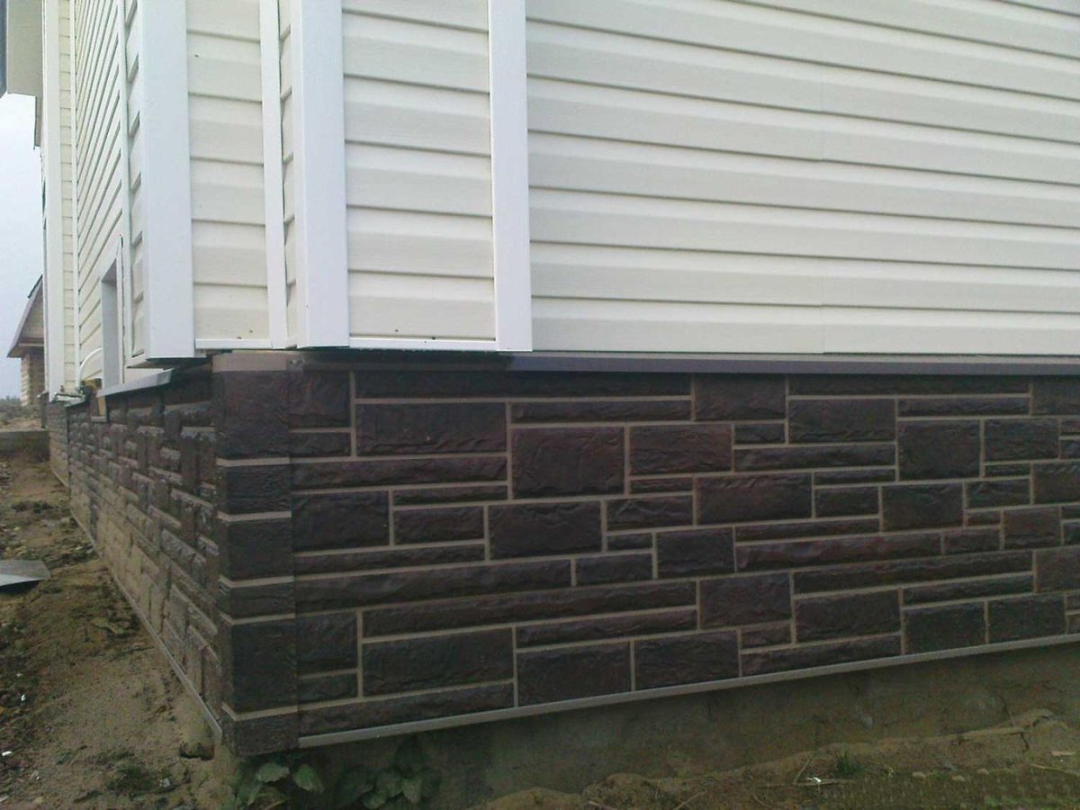 Красивый цоколь для загородного дома