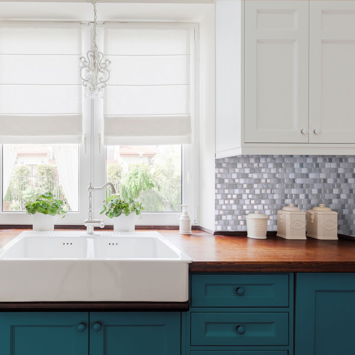 Квадратная бирюзовая плитка на кухне