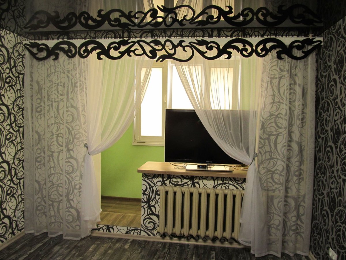 Розовые ажурные шторы в гостиную