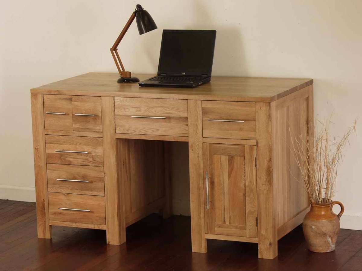 Письменный стол из мебельного щита