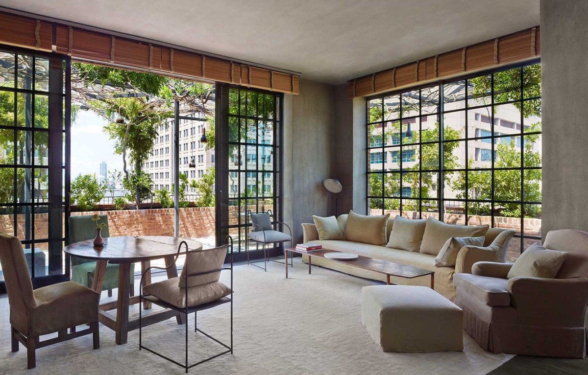 Кухня гостиная с большими окнами