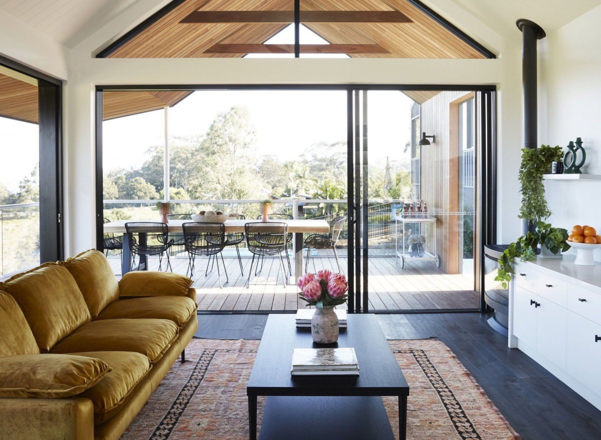 Гостиная с панорамными окнами и камином