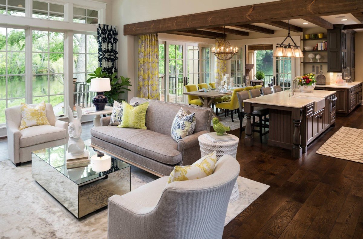 Столовая с большими окнами