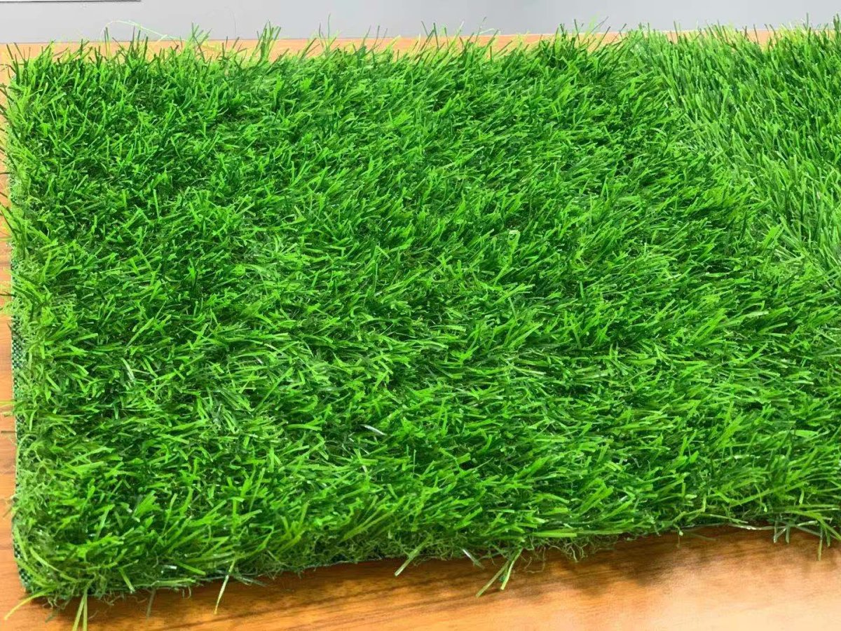 Желтый пушистый ковер