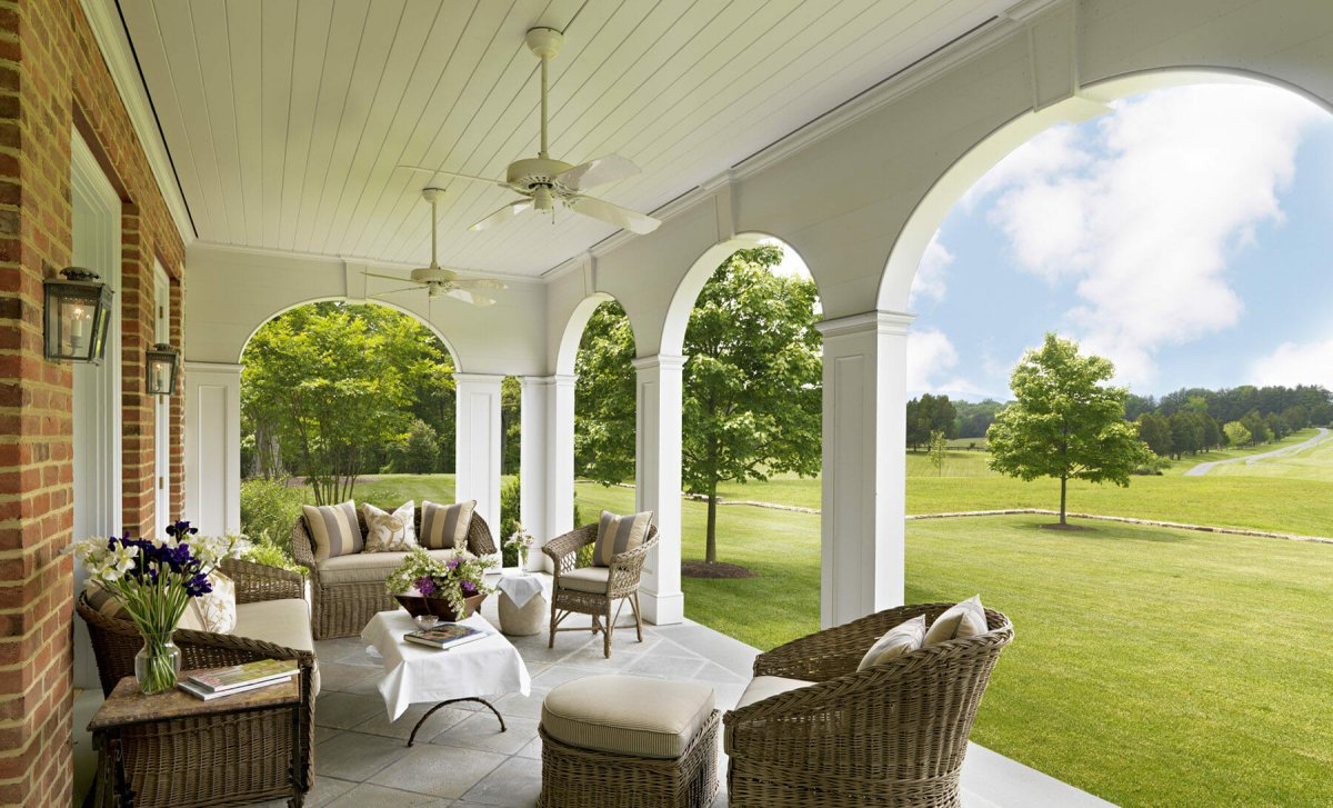 Веранда гостиная с камином