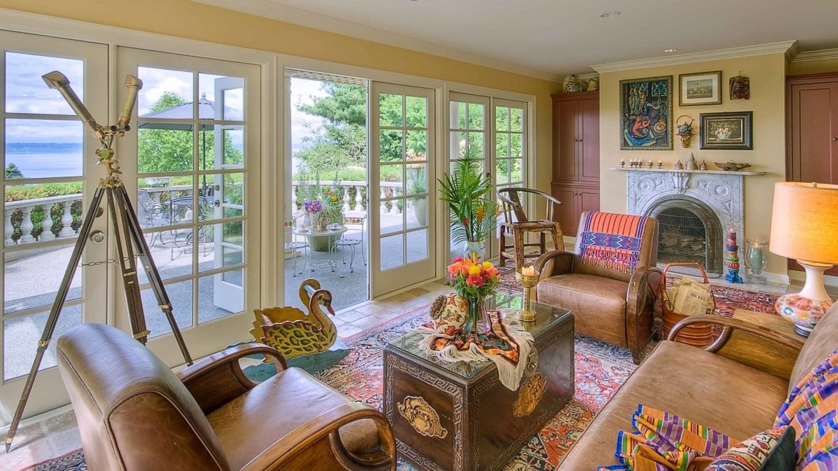 Интерьеры зала с выходом на веранду