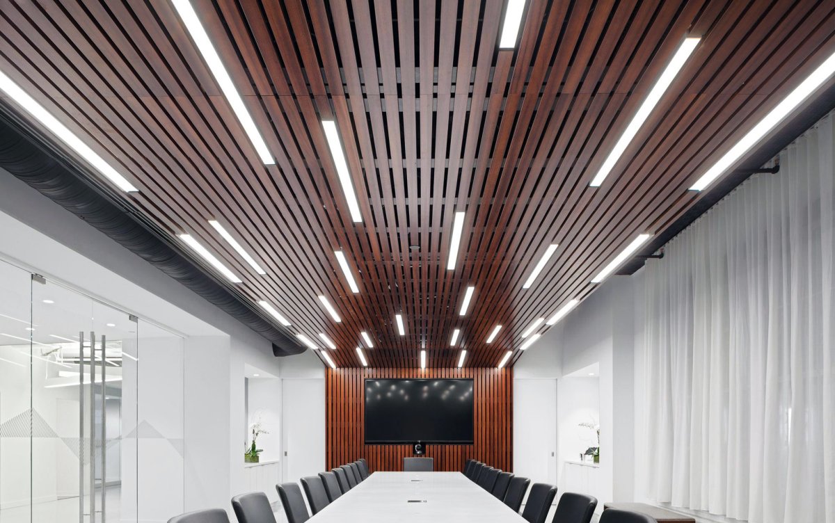 Линейные светильники светодиодные в офисе