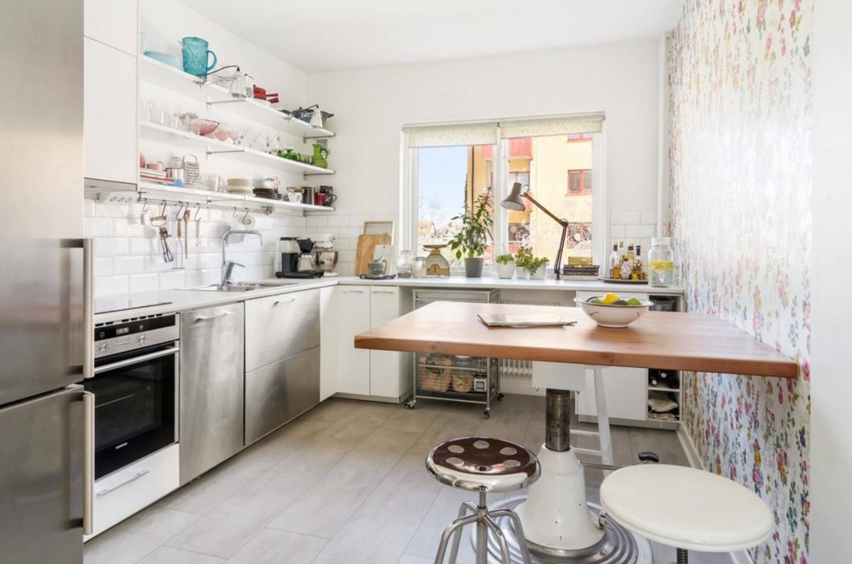 Кухонный стол из подоконника