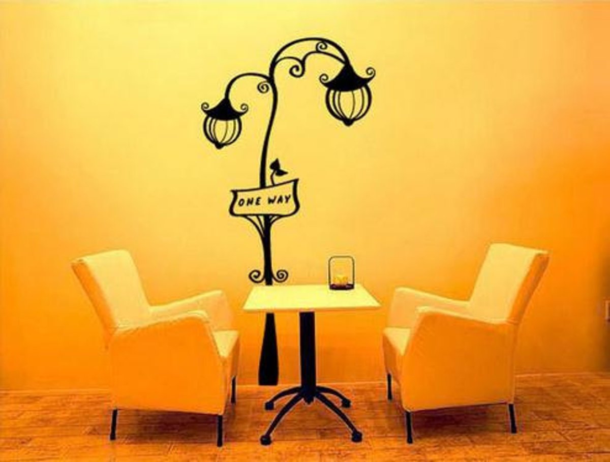 Силуэты на стене в кофейне