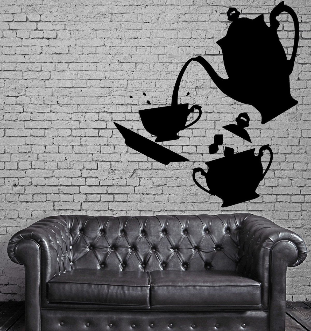 Силуэты на стене в кофейне