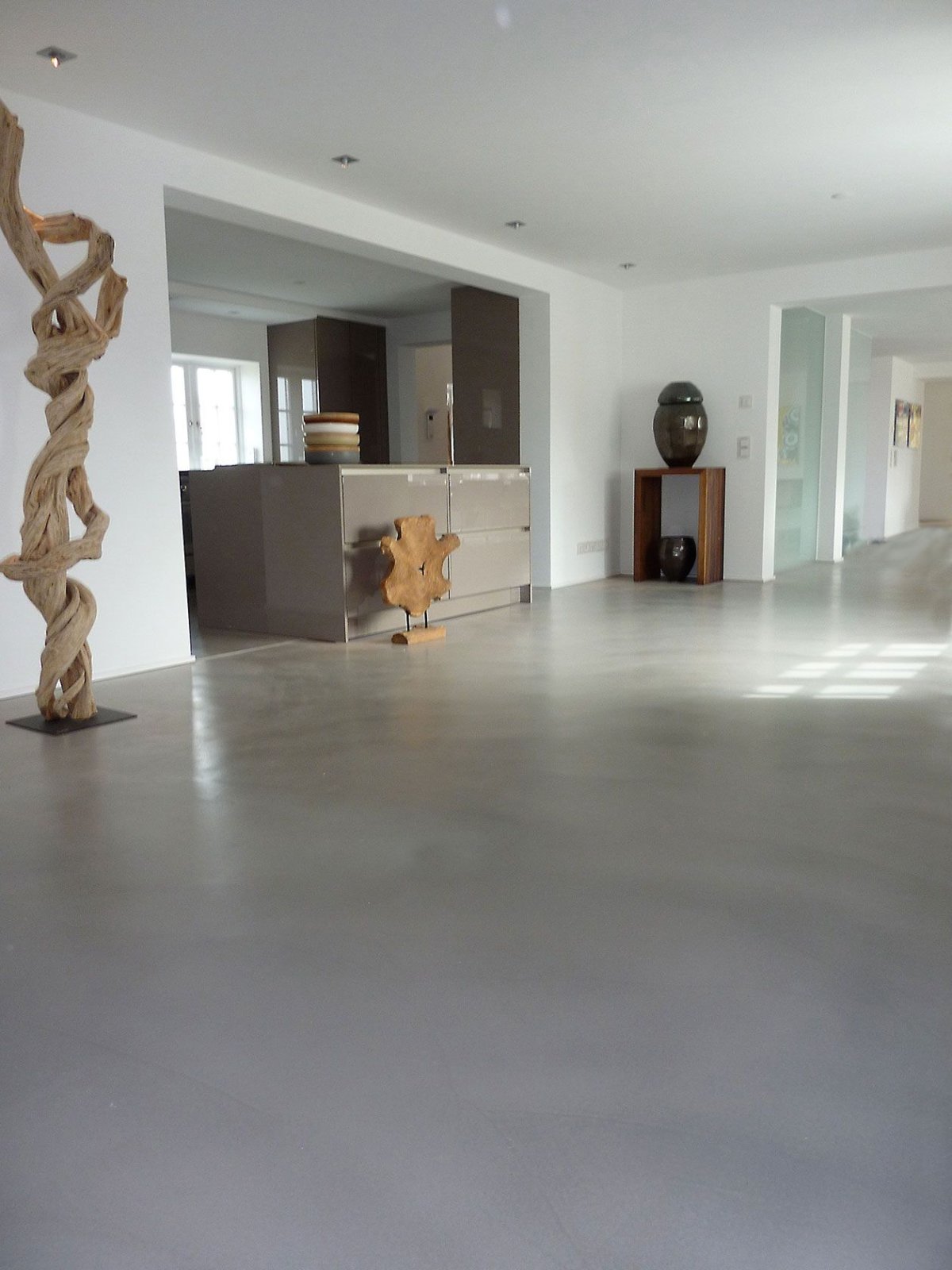 Кухня с бетонными стенами