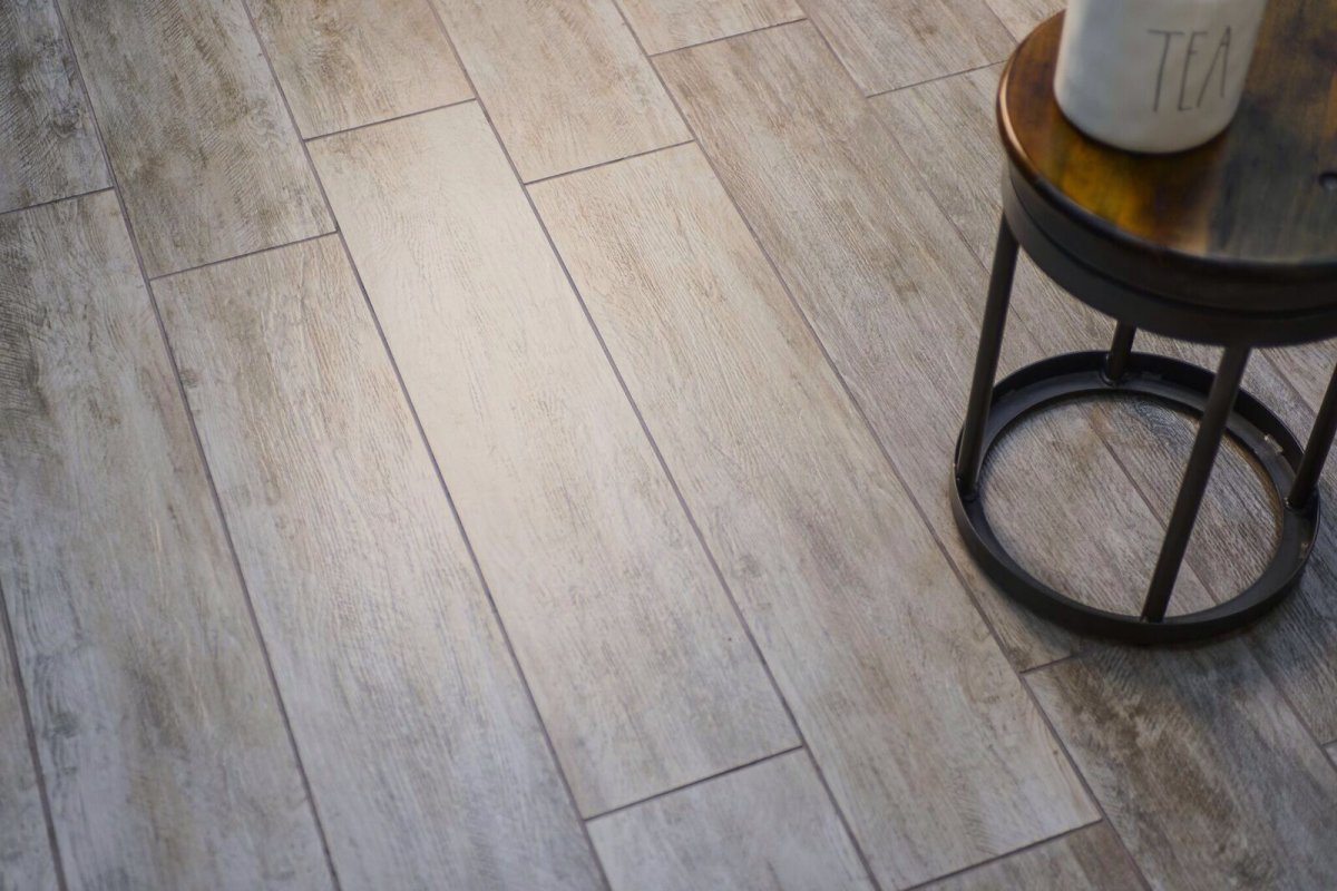 Плитка под дерево с темной затиркой