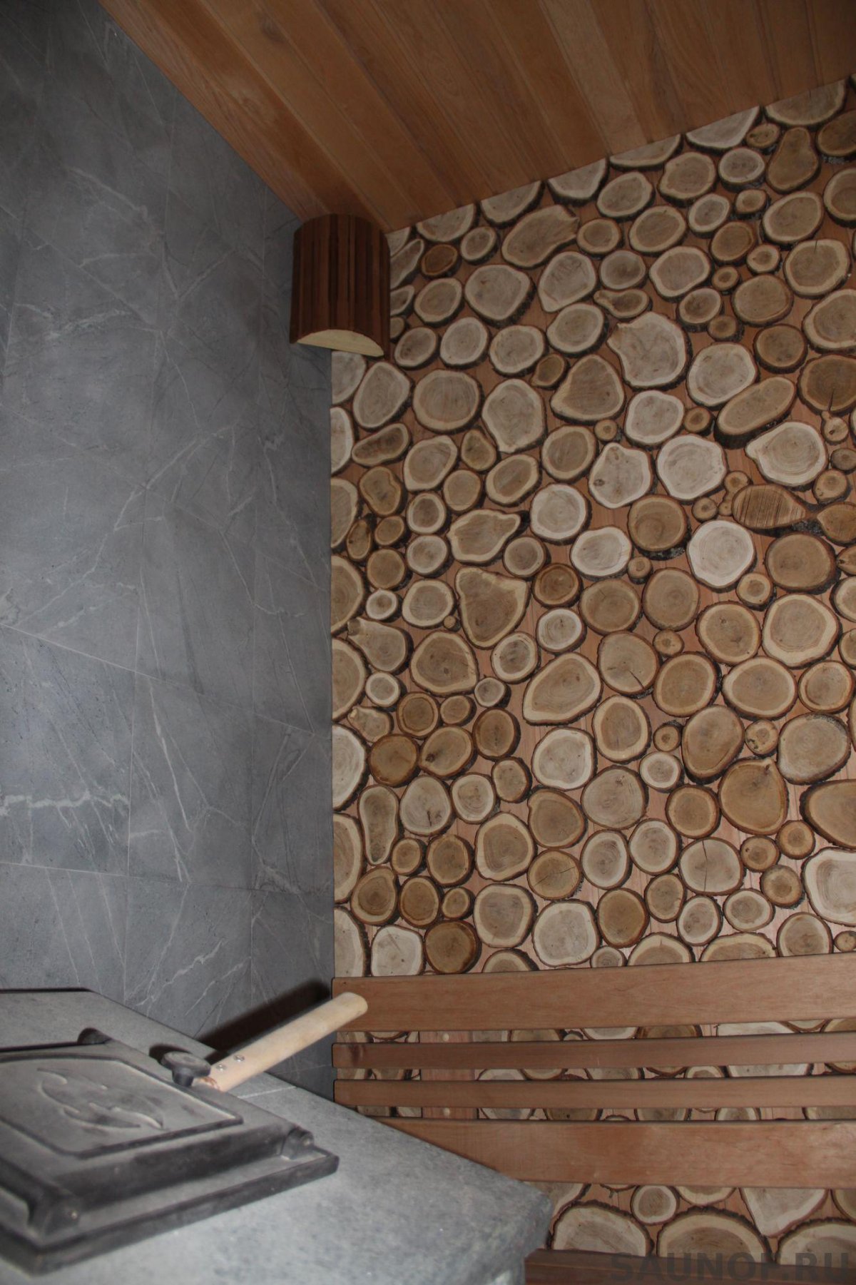 Дерево в интерьере ресторана