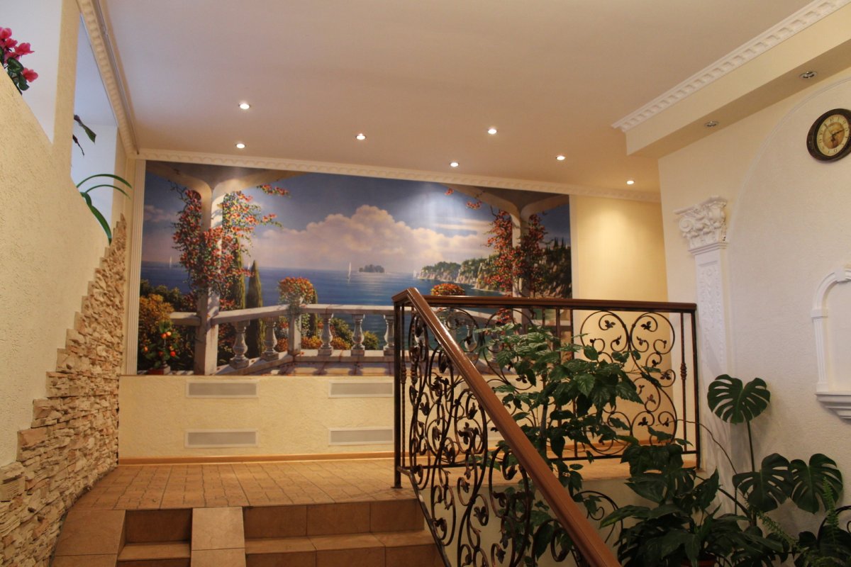 Желтые стены в подъезде