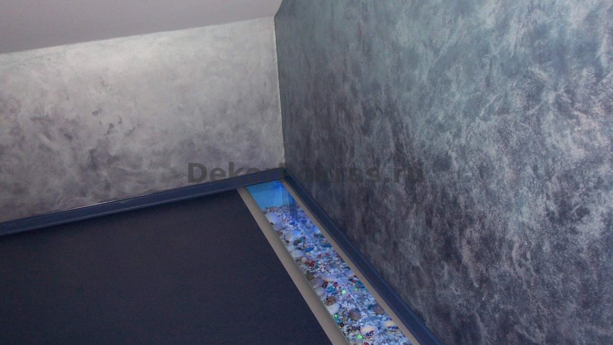 Глянцевая краска для стен в интерьере