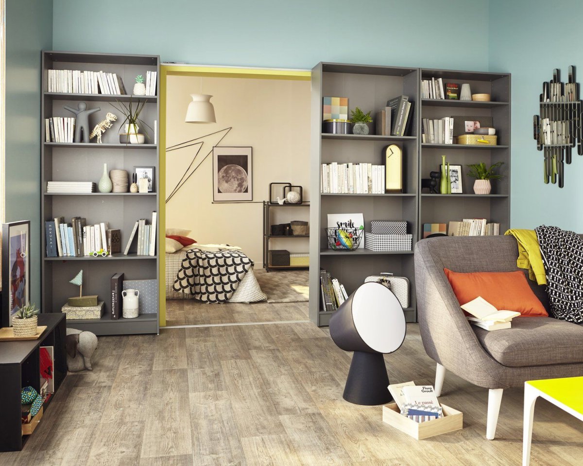 Разная мебель в комнате