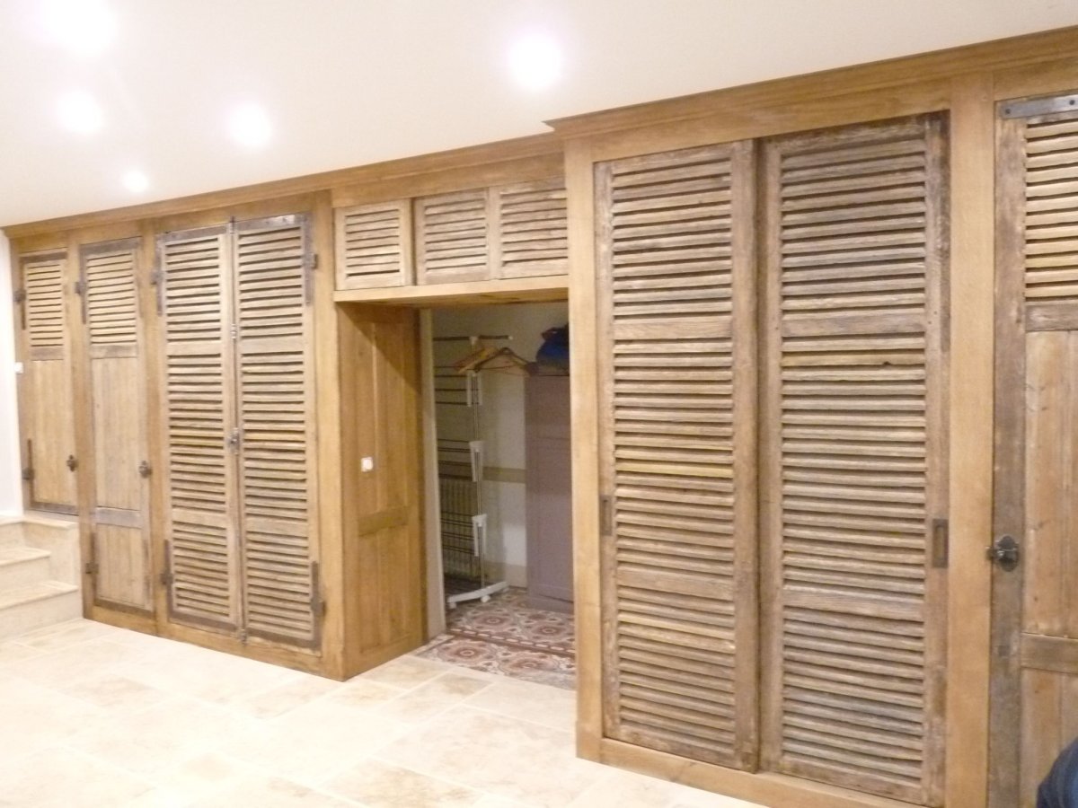 Гардеробная в спальне с жалюзийными дверцами