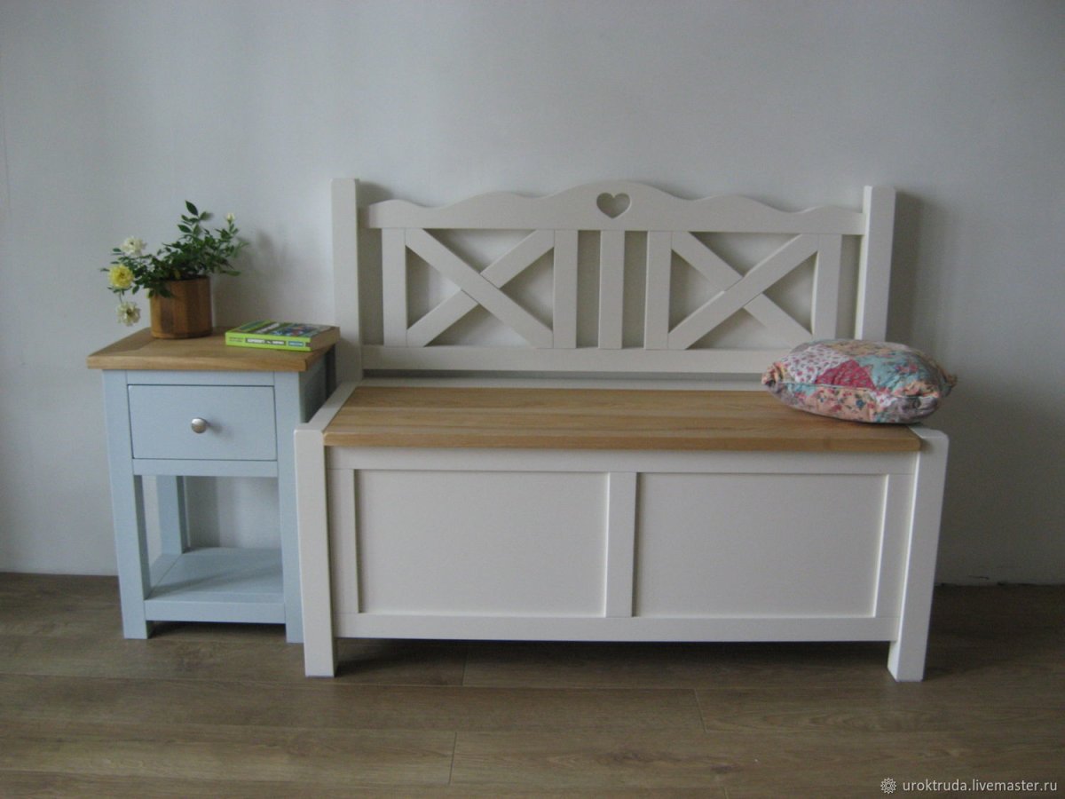 Лавка с подушками на кухню