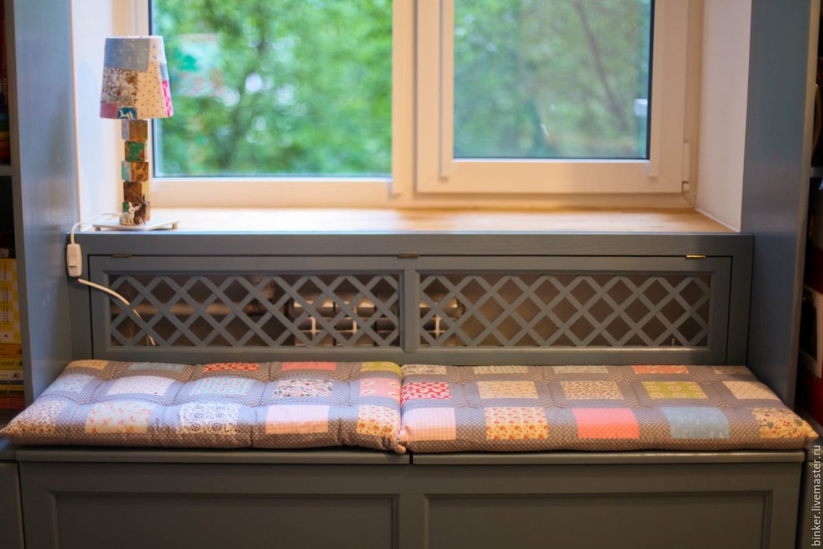 Подоконник скамейка