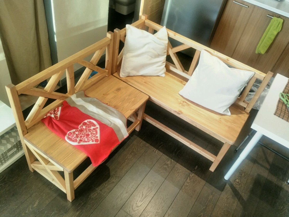 Встроенная скамейка на кухне