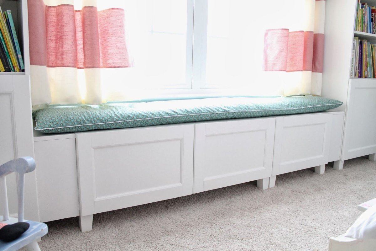 Фото белой лавочек с яркими подушками