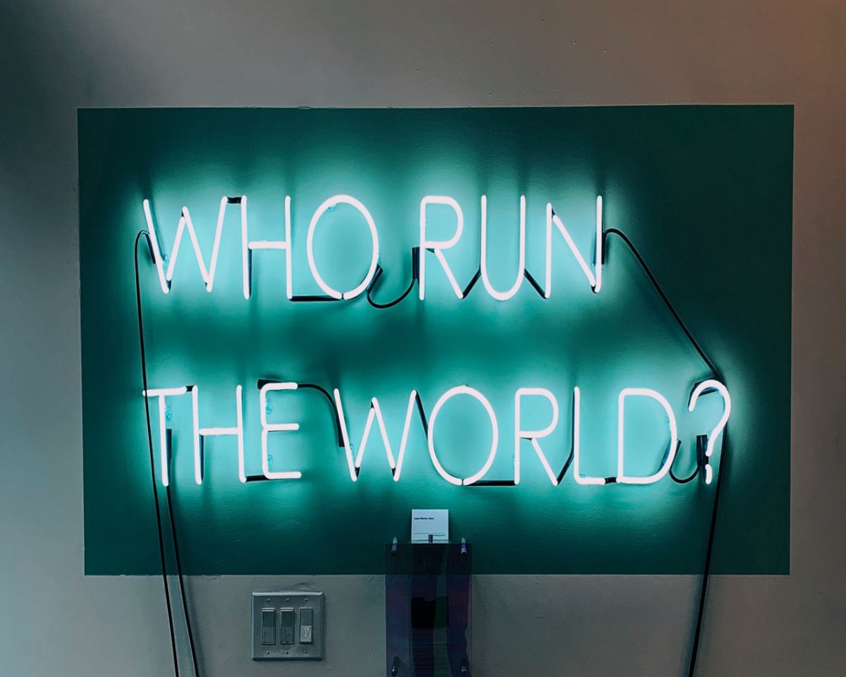 Светящаяся надпись на стену