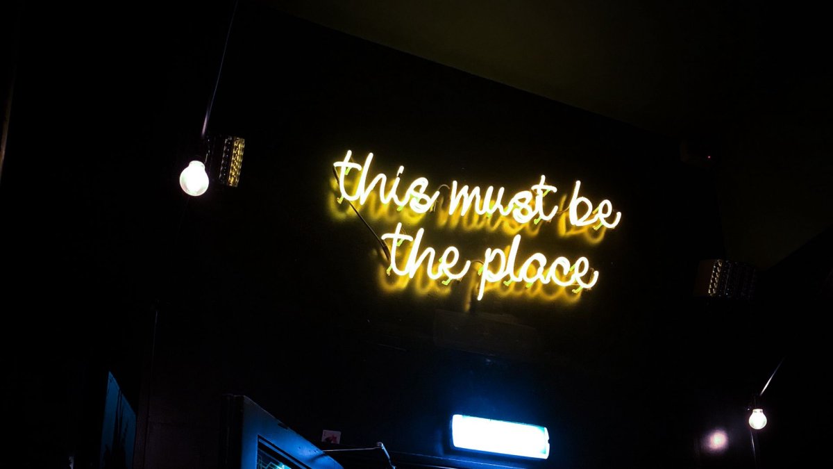 Неоновая вывеска на стене