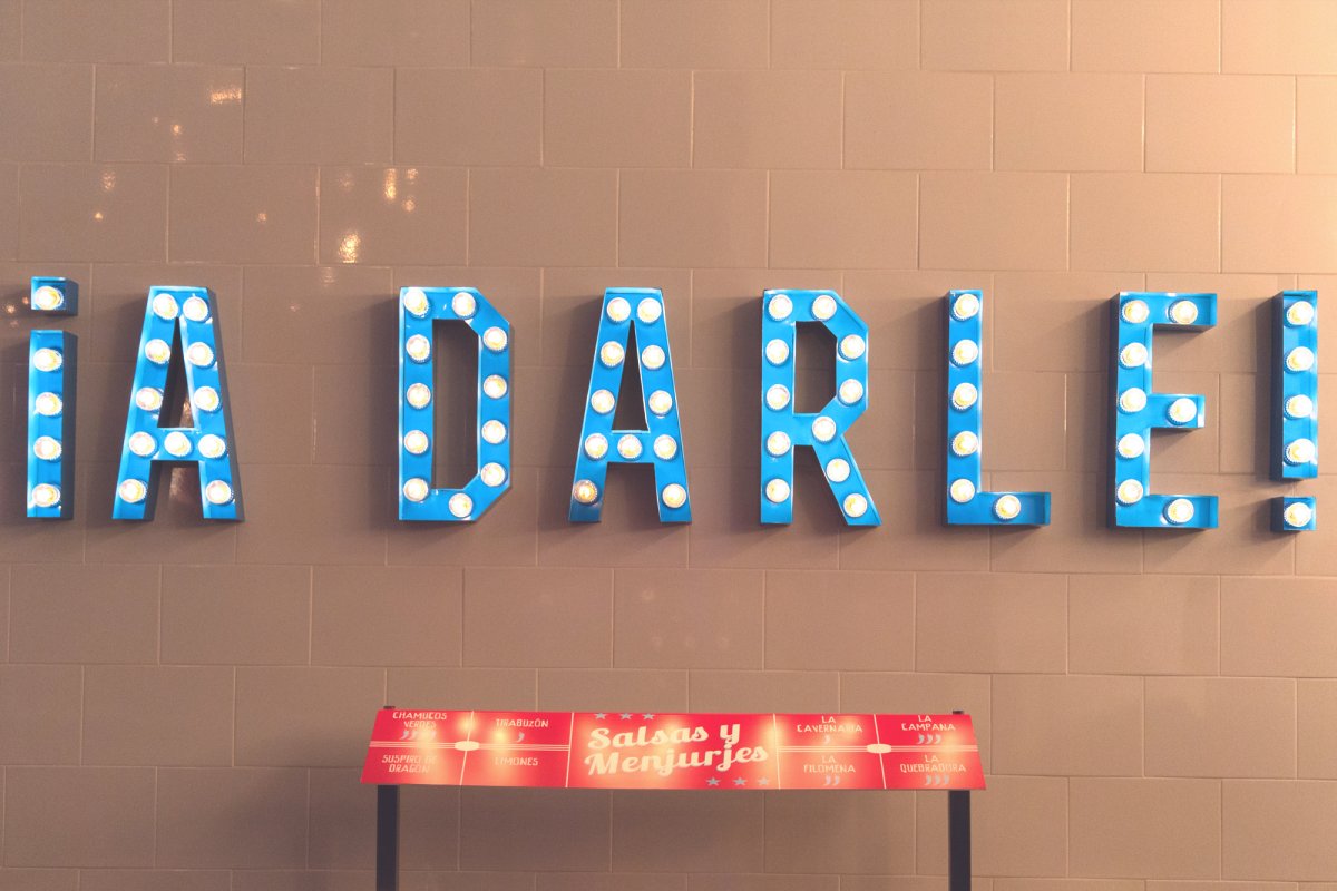 Неоновая вывеска на стене