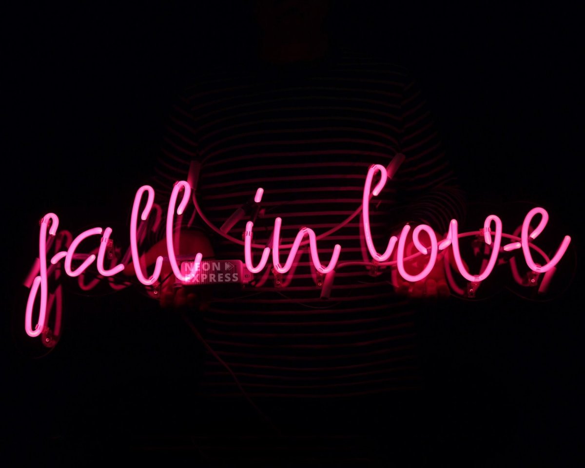 Неоновые надписи в интерьере