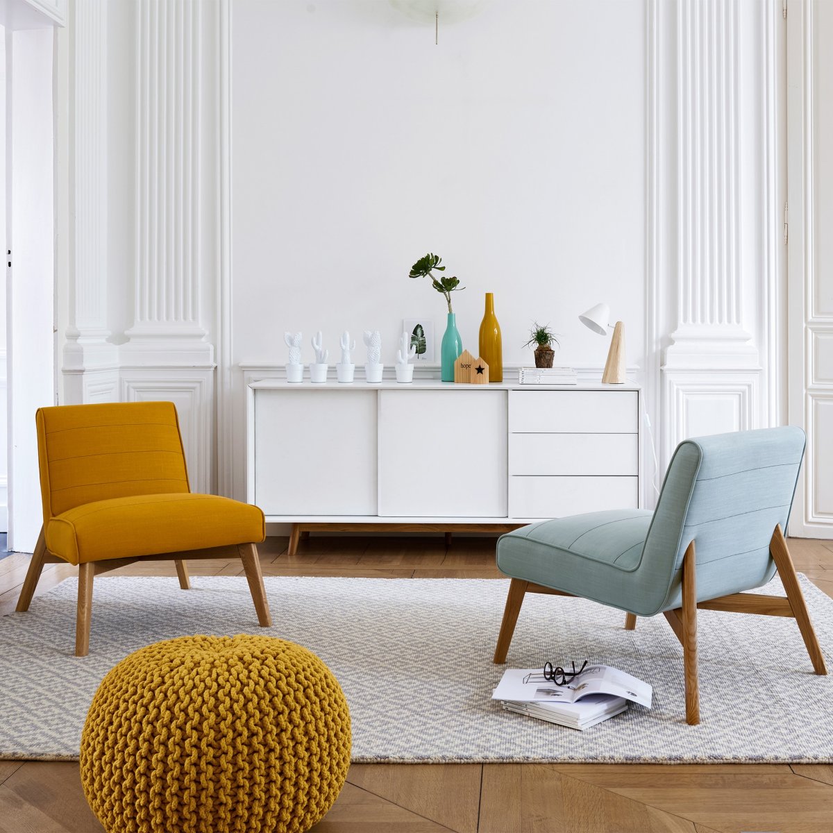 Кресло в интерьере гостиной