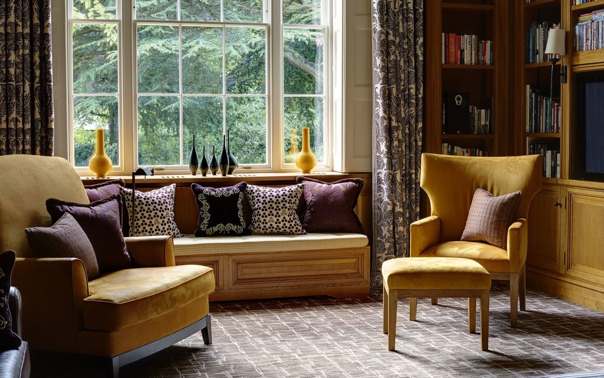 Красивое кресло в интерьере