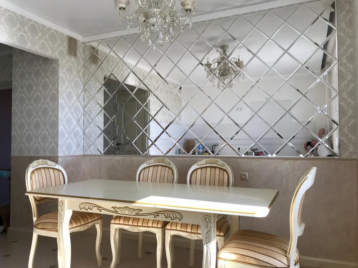 Декор стены на кухне в обеденной зоне современном стиле