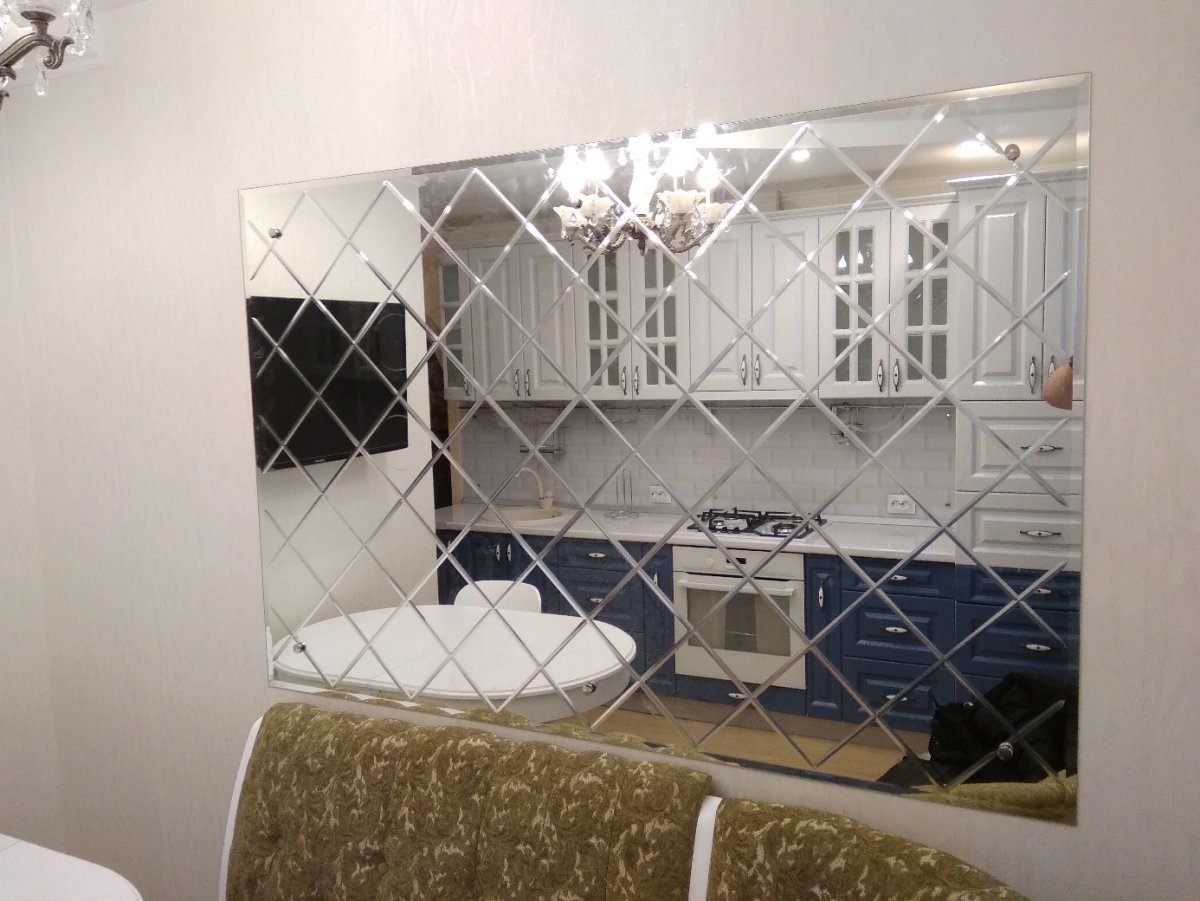 Зеркальная плитка в обеденной зоне