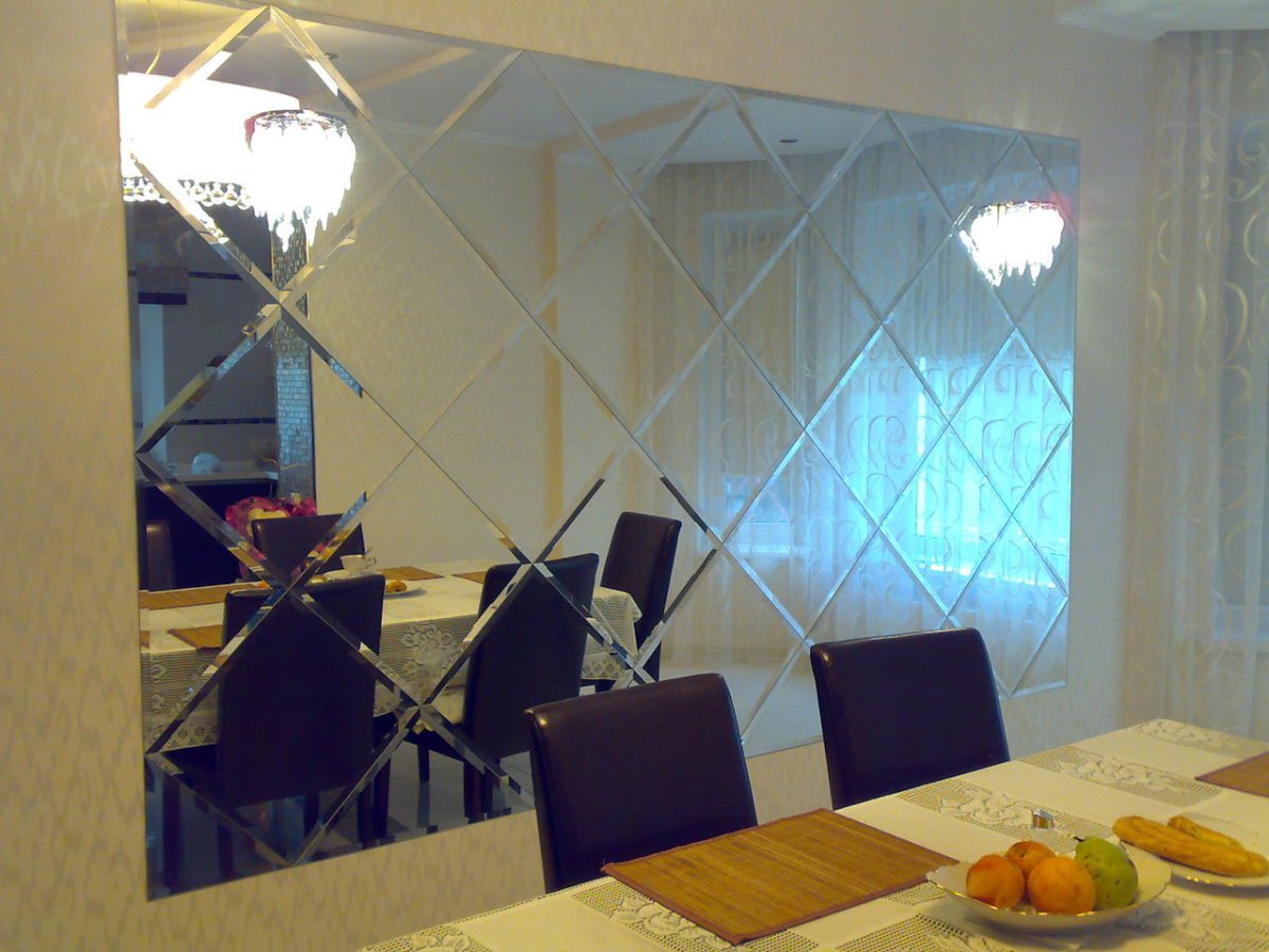Зеркальное панно в обеденной зоне