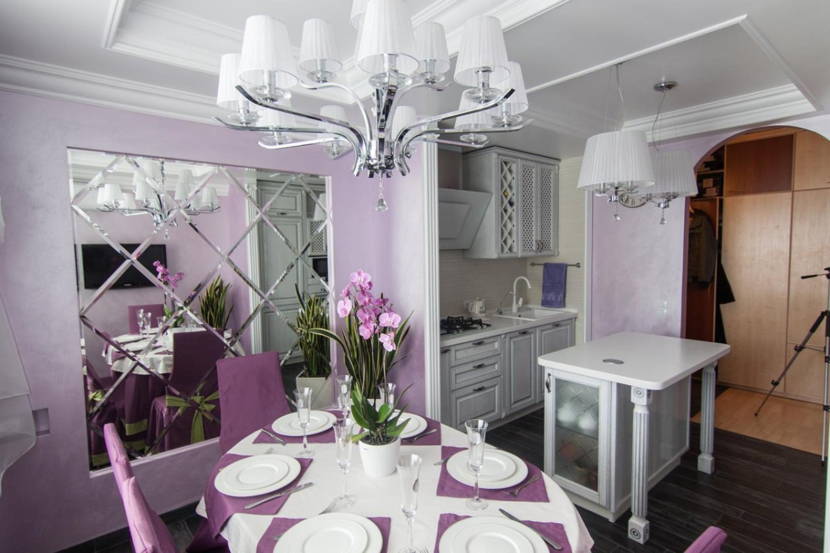 Зеркальное панно в обеденной зоне на кухне