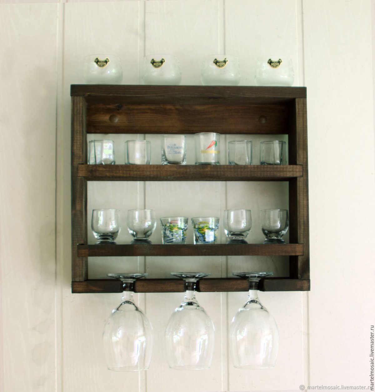 Встроенные полки для вина на кухне