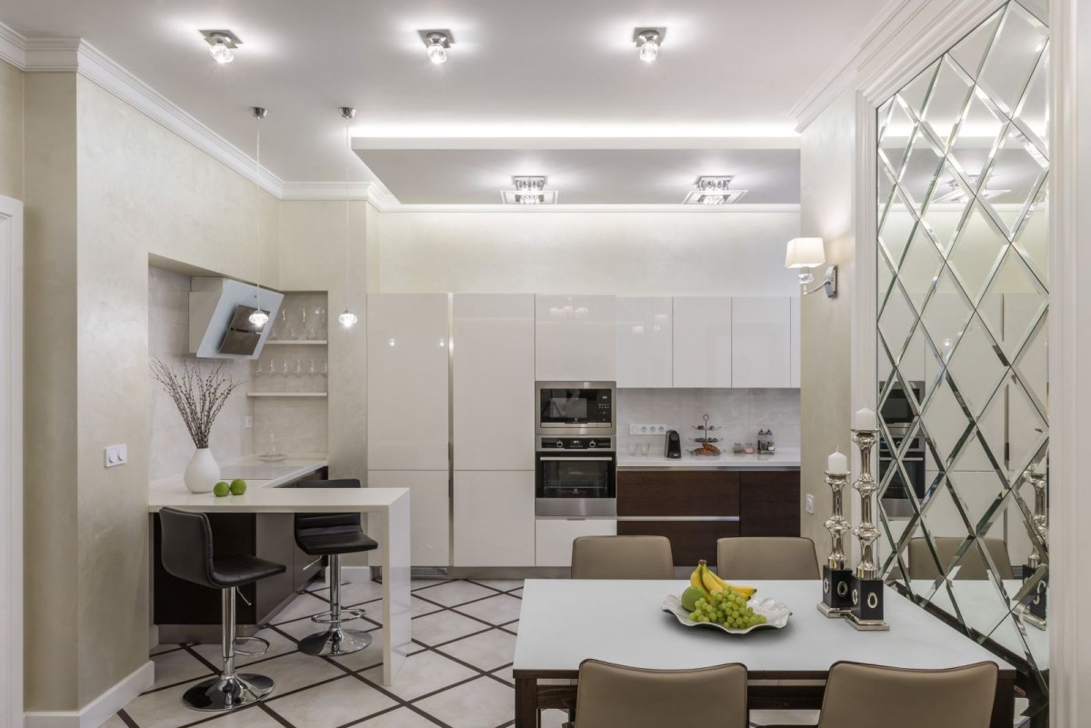 Зеркальное панно на кухне