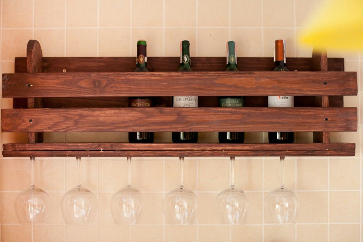 Белый держатель для бокалов деревянный